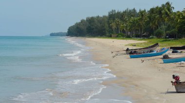Güzel bir plaj, temiz su, güzel plajları ve dalgalar. Güneşli bir günde