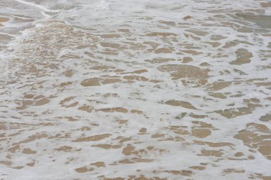 Güzel bir plaj, temiz su, güzel plajları ve dalgalar. Güneşli bir günde