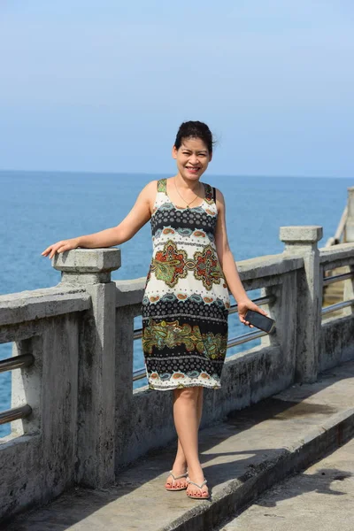 Asian Woman Posing Sea Coast — Stock Photo, Image
