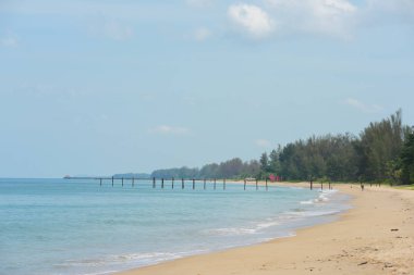Güzel bir plaj, temiz su, güzel plajları ve dalgalar. Güneşli bir günde