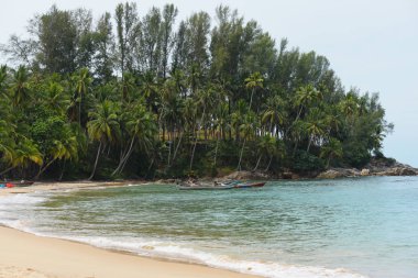 Güzel bir plaj, temiz su, güzel plajları ve dalgalar. Güneşli bir günde