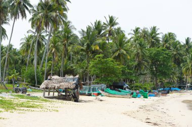 Güzel plaj, beyaz kum, parlak gün içinde güzel gökyüzü.