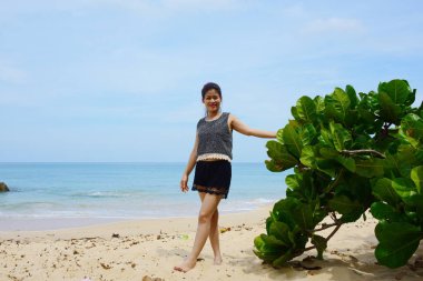 Güzel bir plaj, beyaz dalgalar, kayalar ve balıkçı tekneleri, esinti, güneş parlak gün ışığında beyaz kum plaj.