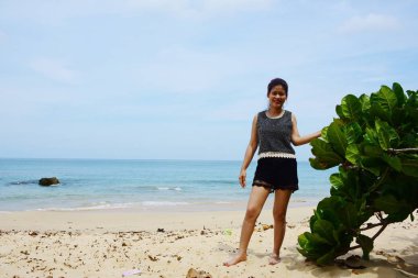 Güzel bir plaj, beyaz dalgalar, kayalar ve balıkçı tekneleri, esinti, güneş parlak gün ışığında beyaz kum plaj.