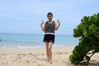 Güzel bir plaj, beyaz dalgalar, kayalar ve balıkçı tekneleri, esinti, güneş parlak gün ışığında beyaz kum plaj.