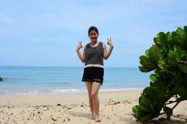 Güzel bir plaj, beyaz dalgalar, kayalar ve balıkçı tekneleri, esinti, güneş parlak gün ışığında beyaz kum plaj.