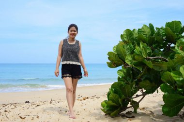 Güzel bir plaj, beyaz dalgalar, kayalar ve balıkçı tekneleri, esinti, güneş parlak gün ışığında beyaz kum plaj.