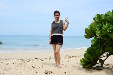 Güzel bir plaj, beyaz dalgalar, kayalar ve balıkçı tekneleri, esinti, güneş parlak gün ışığında beyaz kum plaj.