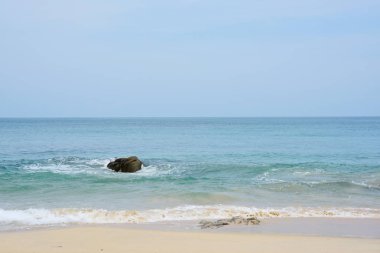 Güzel bir plaj, temiz su, güzel plajları ve dalgalar. Güneşli bir günde
