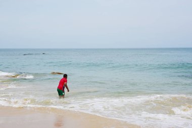Güzel bir plaj, temiz su, güzel plajları ve dalgalar. Güneşli bir günde