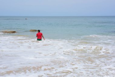 Güzel bir plaj, temiz su, güzel plajları ve dalgalar. Güneşli bir günde