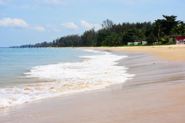 Güzel bir plaj, temiz su, güzel plajları ve dalgalar. Güneşli bir günde