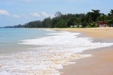 Güzel bir plaj, temiz su, güzel plajları ve dalgalar. Güneşli bir günde