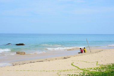 Güzel bir plaj, temiz su, güzel plajları ve dalgalar. Güneşli bir günde
