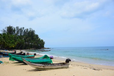 Güzel bir plaj, temiz su, güzel plajları ve dalgalar. Güneşli bir günde