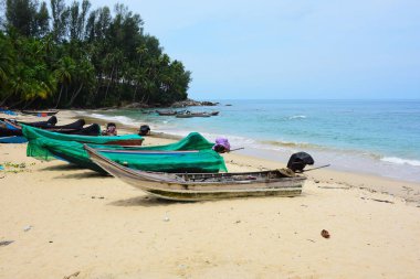 Güzel bir plaj, temiz su, güzel plajları ve dalgalar. Güneşli bir günde