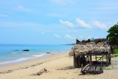 Güzel bir plaj, temiz su, güzel plajları ve dalgalar. Güneşli bir günde