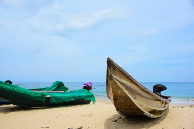 Güzel bir plaj, temiz su, güzel plajları ve dalgalar. Güneşli bir günde