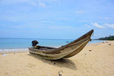 Güzel bir plaj, temiz su, güzel plajları ve dalgalar. Güneşli bir günde