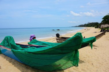 Güzel bir plaj, temiz su, güzel plajları ve dalgalar. Güneşli bir günde