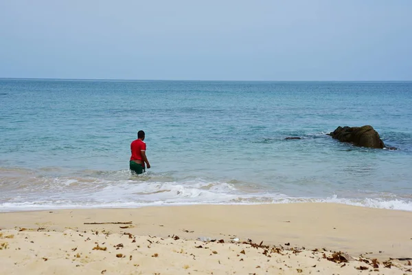 Güzel bir plaj, temiz su, güzel plajları ve dalgalar. Güneşli bir günde