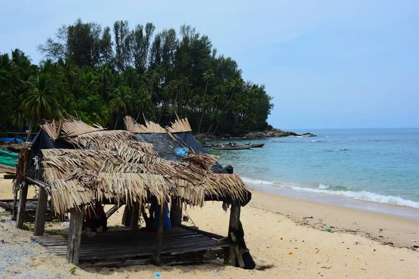 Güzel bir plaj, temiz su, güzel plajları ve dalgalar. Güneşli bir günde