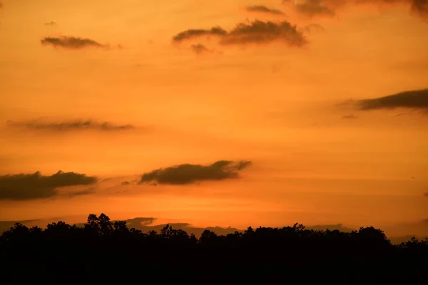 Pôr Sol Lago Céu Com Nuvens Douradas Belo Reflexo Água — Fotografia de Stock