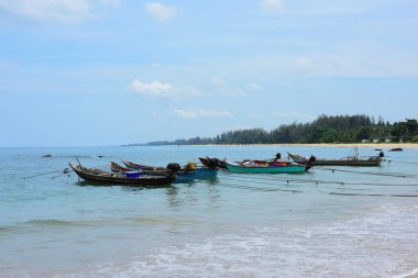 Güzel bir plaj, temiz su, güzel plajları ve dalgalar. Güneşli bir günde