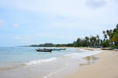 Güzel bir plaj, temiz su, güzel plajları ve dalgalar. Güneşli bir günde