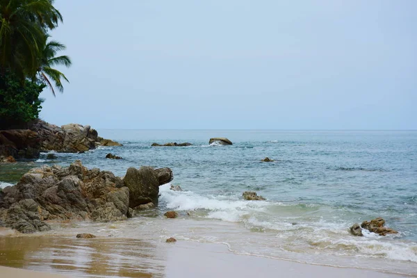 Piękna Plaża Czysta Woda Piękne Plaże Fale Słoneczny Dzień — Zdjęcie stockowe
