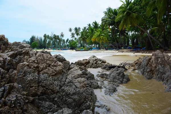 Bella Spiaggia Onde Bianche Rocce Spiaggia Sabbia Bianca Con Barche — Foto Stock