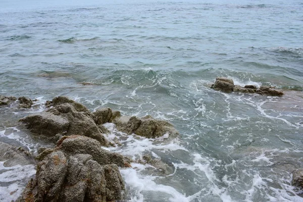 Belle Plage Vagues Blanches Rochers Plage Sable Blanc Avec Des — Photo