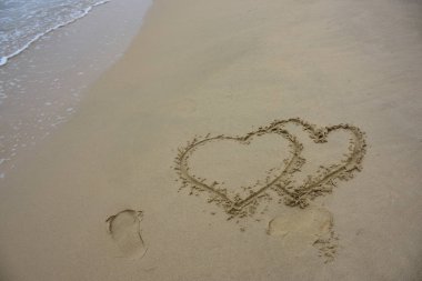 Güzel bir plaj, beyaz dalgalar, kayalar ve balıkçı tekneleri, esinti, güneş parlak gün ışığında beyaz kum plaj. Güzel bir plaj, temiz su, güzel plajları ve dalgalar. Güneşli bir günde