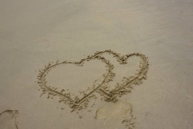 Güzel bir plaj, beyaz dalgalar, kayalar ve balıkçı tekneleri, esinti, güneş parlak gün ışığında beyaz kum plaj. Güzel bir plaj, temiz su, güzel plajları ve dalgalar. Güneşli bir günde