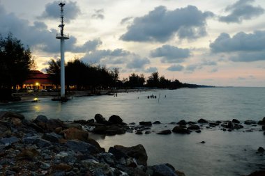 Göl günbatımı ve altın bulutlu gökyüzü. Ve güzel su yansıma. Gün batarken göl kenarında