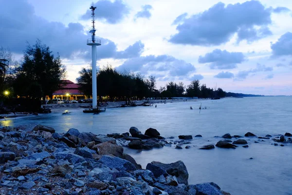 Matahari Terbenam Danau Dan Langit Dengan Awan Emas Dan Refleksi — Stok Foto