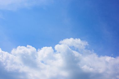 Güzel mavi gökyüzü ve parlak renkler beyaz bulutlar.