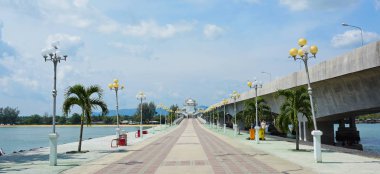 Deniz ve gökyüzü görünümü Sarasin köprü Phuket Tayland at