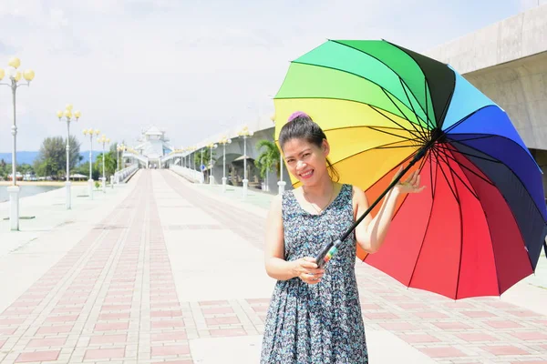 Schöne Frau Auf Dem Gipfel Des Berges Fotografiert Meerblick Hafen — Stockfoto