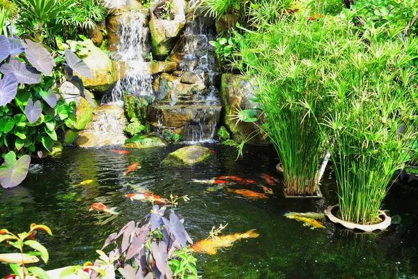 Jardin Est Magnifique Une Petite Cascade Avec Des Étangs Beaucoup — Photo