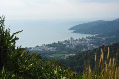 Deniz ve gökyüzü gösterim, şehir manzarası, liman ve güzel deniz. Phuket, Tayland için dağın tepesinden.