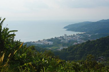 Deniz ve gökyüzü gösterim, şehir manzarası, liman ve güzel deniz. Phuket, Tayland için dağın tepesinden.