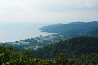 Deniz ve gökyüzü gösterim, şehir manzarası, liman ve güzel deniz. Phuket, Tayland için dağın tepesinden.