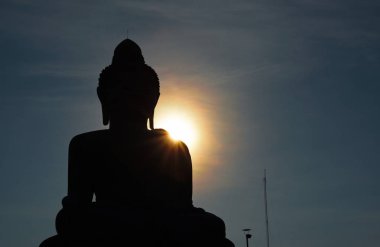 Büyük beyaz Buda resim, Phuket, Tayland için dağın tepesinde. Constructiontake resimler altında her ikisi önde ve arkada. Gökyüzü ve güzel güneş