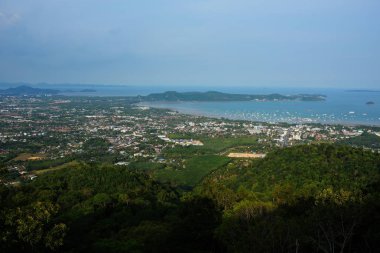 Deniz manzaralı ve Sky City View Harbor ve güzel Phuket, Tayland için dağın zirvesine denizden.