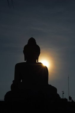 Büyük beyaz Buda resim, Phuket, Tayland için dağın tepesinde. Constructiontake resimler altında her ikisi önde ve arkada. Gökyüzü ve güzel güneş