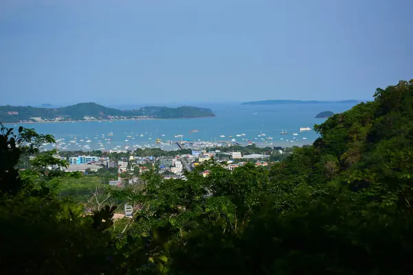 Schöne Mädchen Mit Blick Auf Die Stadt Den Hafen Und — Stockfoto