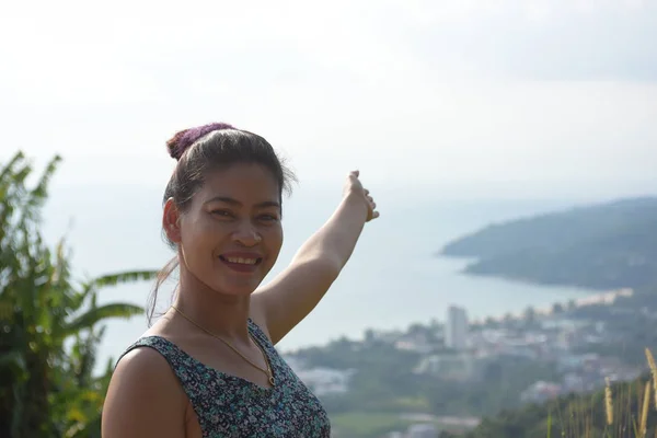 Schöne Mädchen Mit Blick Auf Die Stadt Den Hafen Und — Stockfoto