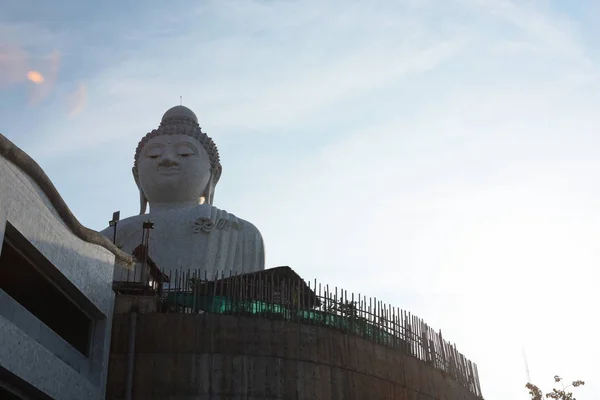 Büyük Beyaz Buda Resim Phuket Tayland Için Dağın Tepesinde Constructiontake — Stok fotoğraf