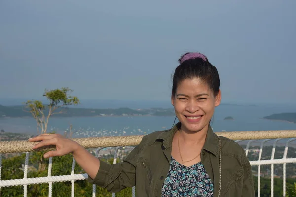 Asiatische Frau Posiert Von Stadt Meer — Stockfoto
